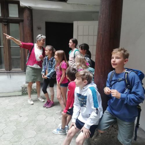 Innsbruck-Fahrt: Innenhof von Innsbrucks 1. Schule