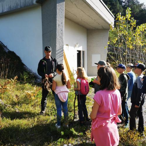 Waldtag mit Charlie - Kinder vor der Wasserfassungsanlage