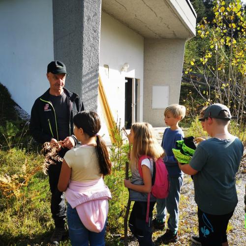 Waldtag mit Charlie - Kinder vor der Wasserfassungsanlage
