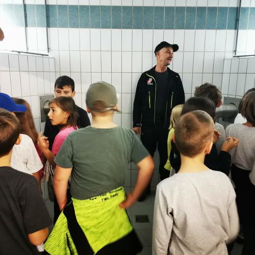 In der der Wasserfassungsanlage - Besichtigung der Wasserbecken