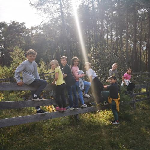 Vor der der Wasserfassungsanlage - Kinder am Zaun