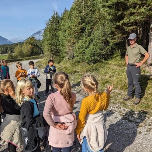 hier wird das Wissen der Kinder von unserem Waldaufseher abgefragt