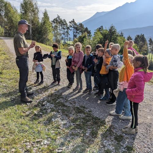 hier wird das Wissen der Kinder von unserem Waldaufseher abgefragt