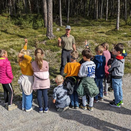 hier wird das Wissen der Kinder von unserem Waldaufseher abgefragt