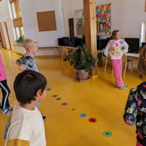 Buchstabensuche und Buchstabenspiele im Schulhaus 