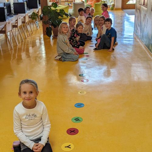Buchstabensuche und Buchstabenspiele im Schulhaus 