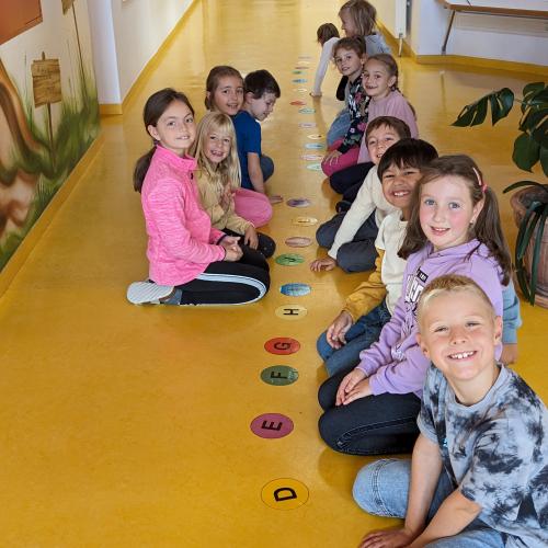 Buchstabensuche und Buchstabenspiele im Schulhaus 
