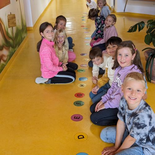 Buchstabensuche und Buchstabenspiele im Schulhaus 
