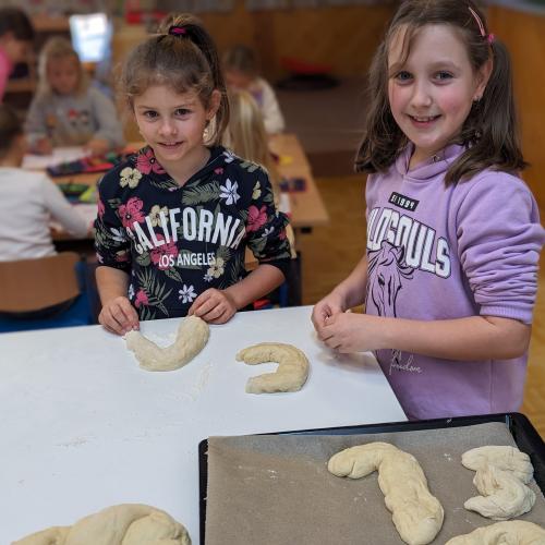 Jedes Kind durfte noch seinen Lieblingsbuchstaben aus Hefeteig backen 