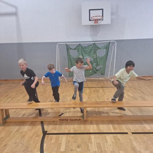 Stationsbetrieb im Turnsaal - Langbank hüpfen