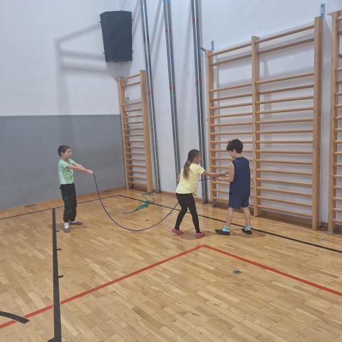 Stationsbetrieb im Turnsaal - Seilspringen