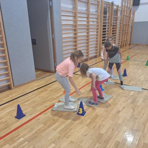Stationsbetrieb im Turnsaal - "Eislaufen" mit Teppichfliesen