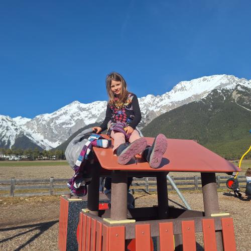Bewegen im Freien am Spielplatz - Am Kletterhäuschen