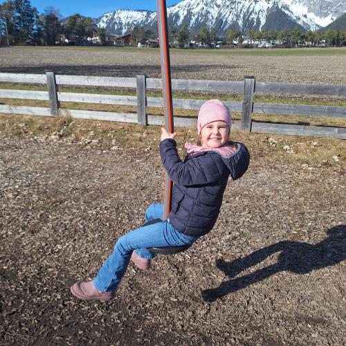 Bewegen im Freien am Spielplatz - Spaß am Seilzug