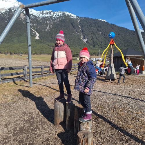 Bewegen im Freien am Spielplatz - Spaß am Seilzug