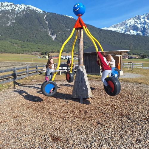 Bewegen im Freien am Spielplatz - Am Karussell