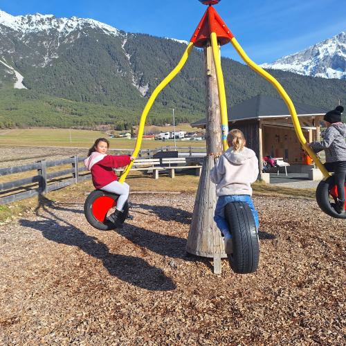 Bewegen im Freien am Spielplatz - Am Karussell