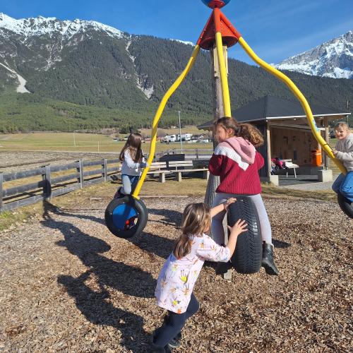 Bewegen im Freien am Spielplatz - Am Karussell