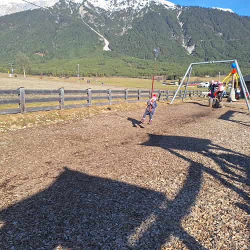 Bewegen im Freien am Spielplatz - Spaß am Seilzug