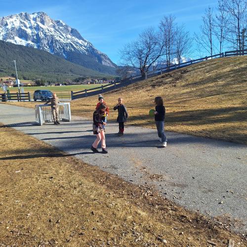 Bewegen im Freien am Spielplatz - Fußball spielen