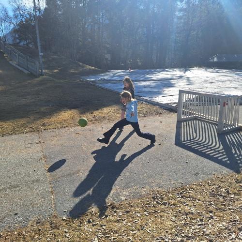 Bewegen im Freien am Spielplatz - Fußball spielen