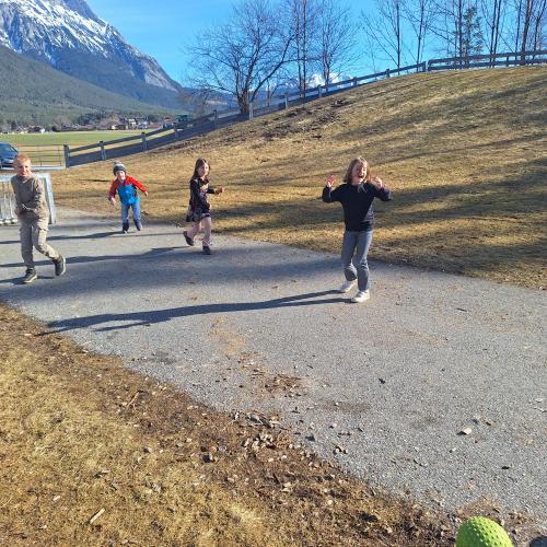 Bewegen im Freien am Spielplatz - Fußball spielen