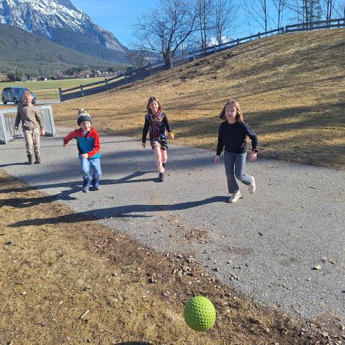 Bewegen im Freien am Spielplatz - Fußball spielen