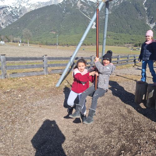 Bewegen im Freien am Spielplatz - Spaß am Seilzug