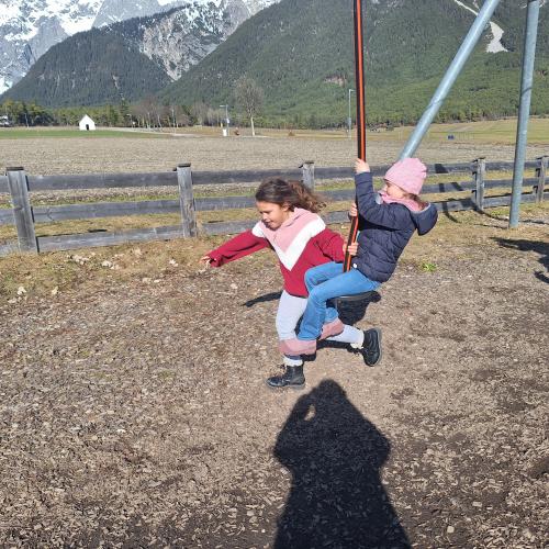 Bewegen im Freien am Spielplatz - Spaß am Seilzug