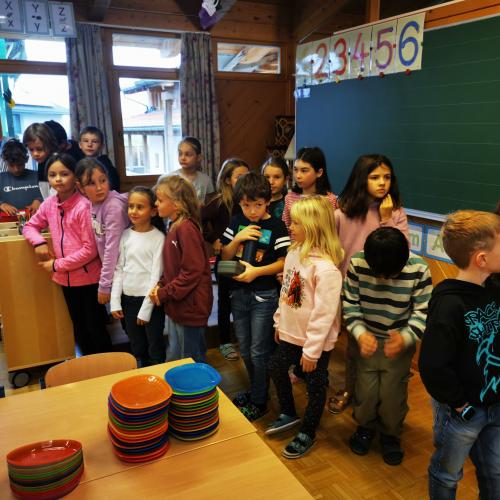 Gesunde Jause - Die Kinder bekommen von der 3. Stufe das Buffet präsentiert