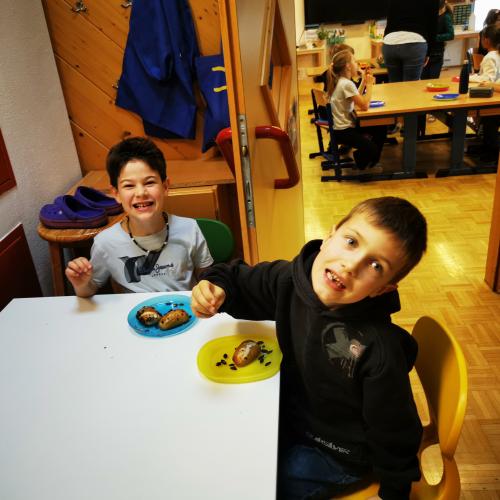 Gesunde Jause - Überall im Schulhaus finden sich Plätzchen zum Jausnen