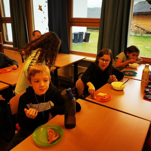 Gesunde Jause - Auch in den Klassen wird gemeinsam gegessen