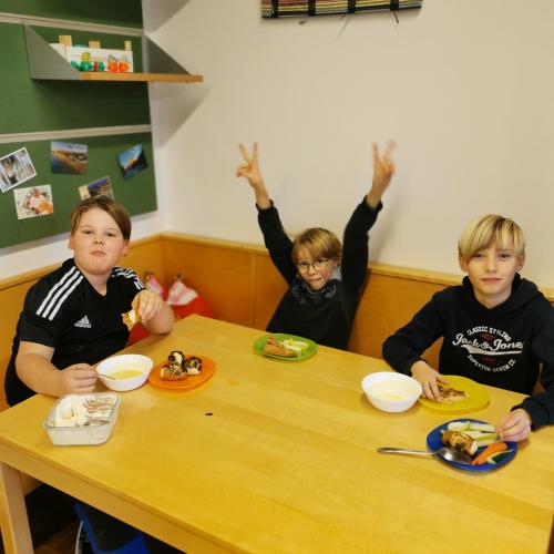 Gesunde Jause - Überall im Schulhaus finden sich Plätzchen zum Jausnen