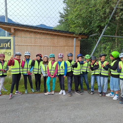 Die Kinder warten darauf, dass die Radfahrprüfung endlich beginnt.
