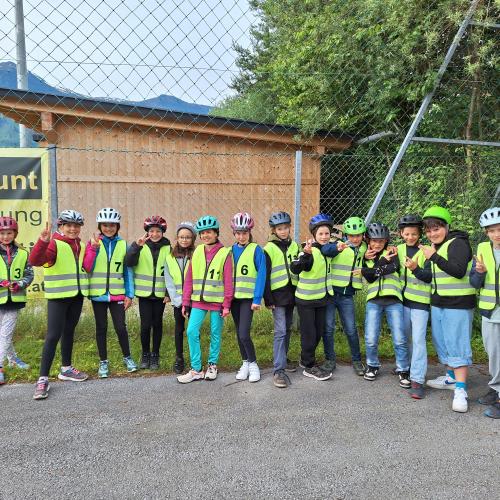 Die Kinder warten darauf, dass die Radfahrprüfung endlich beginnt.