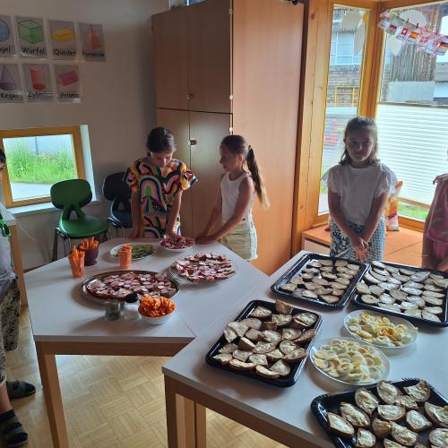 Butterbrote mit Ei, dazu Gemüse