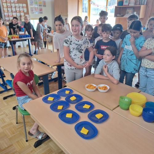 Die Kinder stellen ihr zubereitetes Essen vor