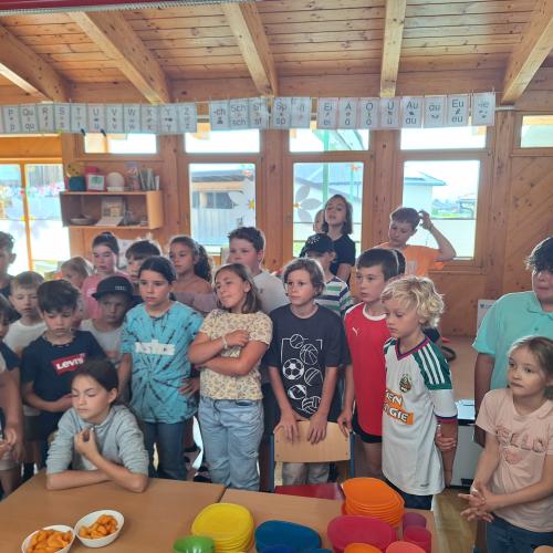 Den Kindern der anderen Klassen wird das heutige Essen präsentiert