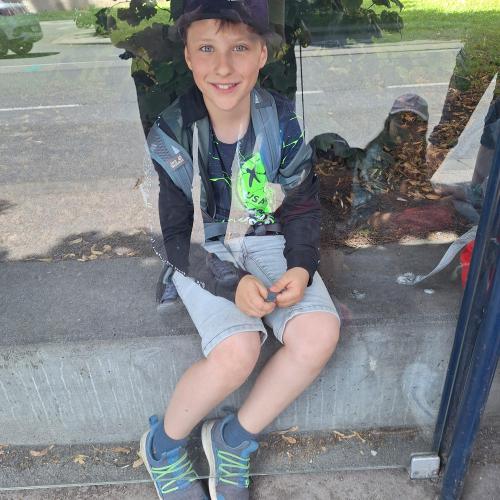 Warten an der Bushaltestelle für die Rückfahrt