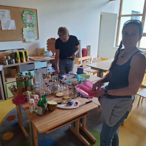 Die Eltern bereiten die Überraschung für die Kinder vor: Kinder-Cocktails