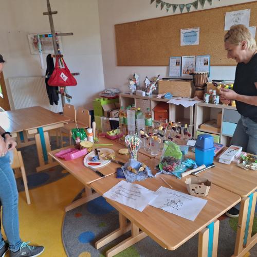 Die Eltern bereiten die Überraschung für die Kinder vor: Kinder-Cocktails