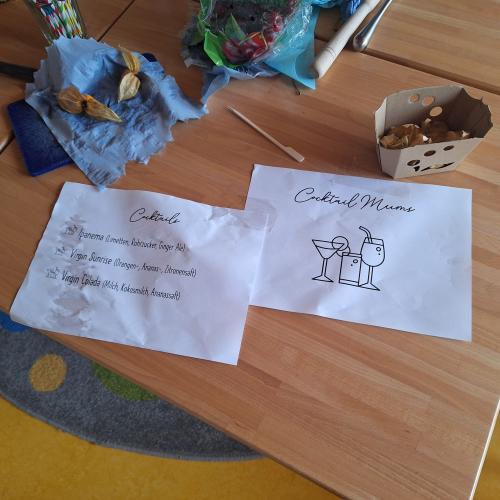 Die Eltern bereiten die Überraschung für die Kinder vor: Kinder-Cocktails