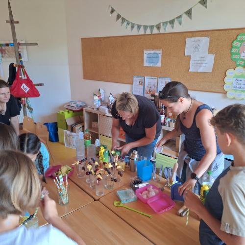 Die Eltern bereiten die Überraschung für die Kinder vor: Kinder-Cocktails