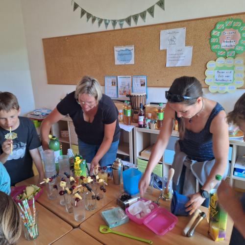 Die Eltern bereiten die Überraschung für die Kinder vor: Kinder-Cocktails