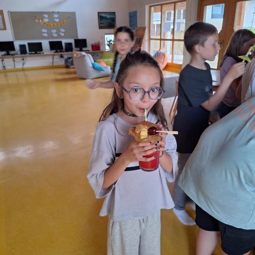 Die Kinder genießen ihre Kinder-Cocktails