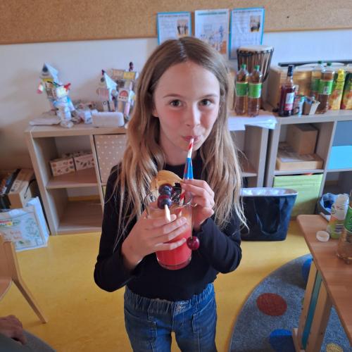 Die Kinder genießen ihre Kinder-Cocktails