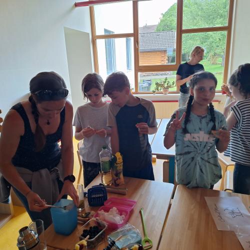 Die Kinder genießen ihre Kinder-Cocktails