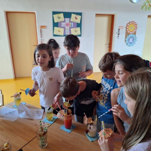 Die Kinder genießen ihre Kinder-Cocktails