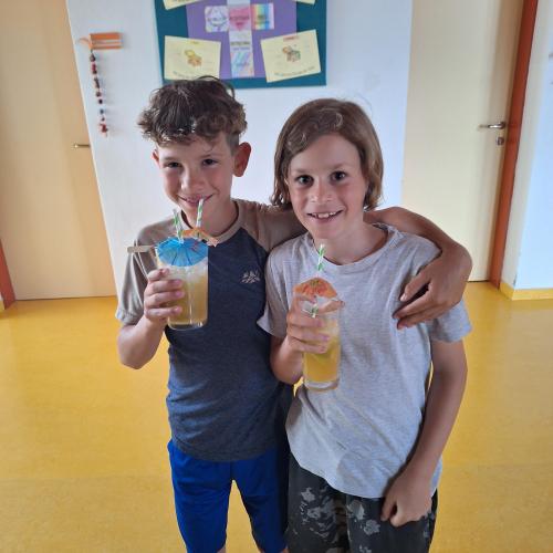Die Kinder genießen ihre Kinder-Cocktails