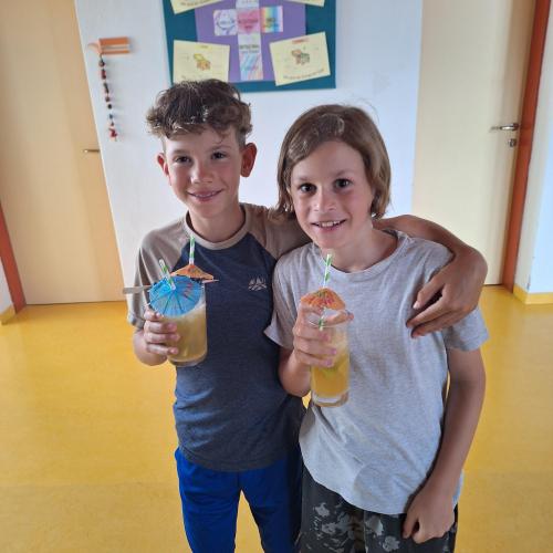 Die Kinder genießen ihre Kinder-Cocktails